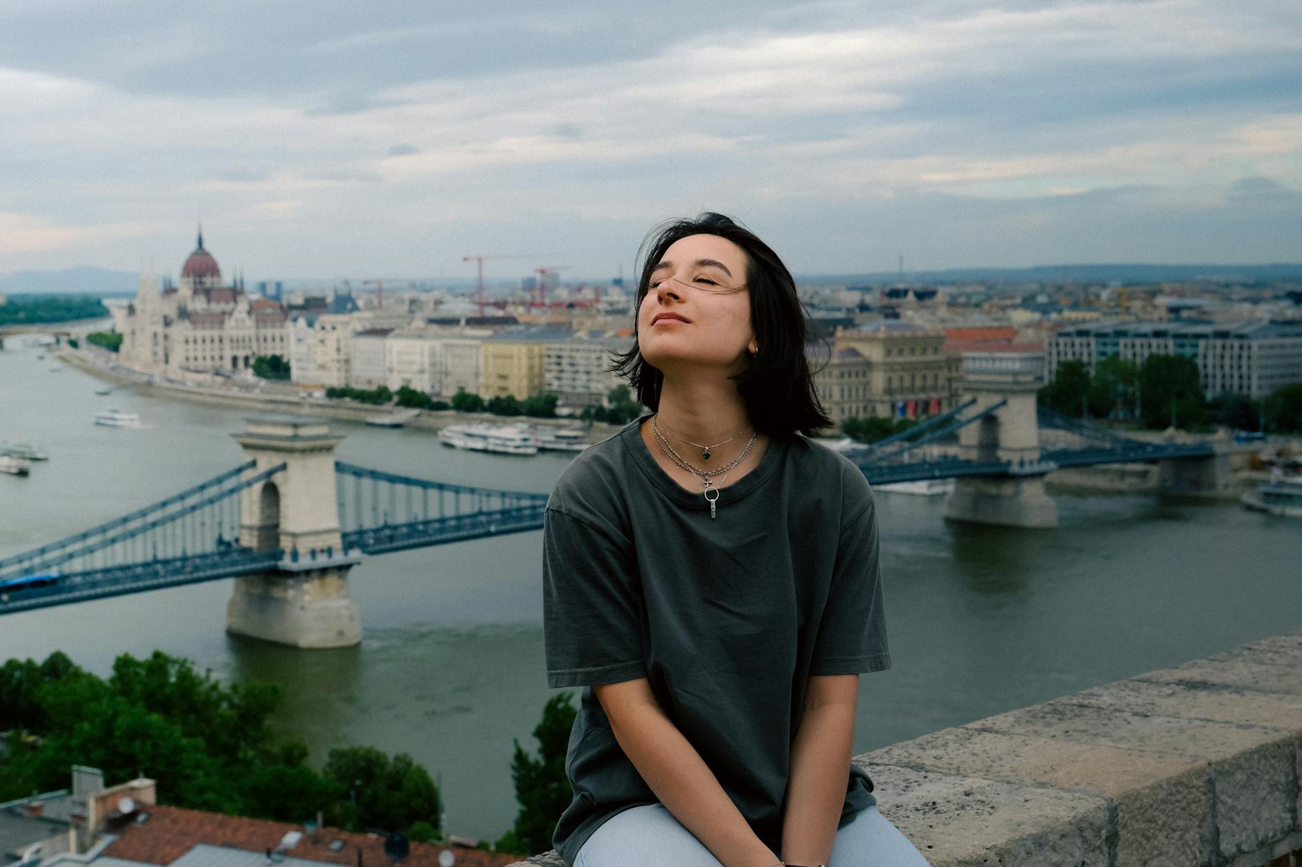 Młoda kobieta podziwia panoramę Budapesztu z Mostem Łańcuchowym